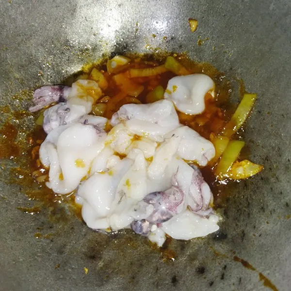 Tambahkan air, garam, lada bubuk, gula pasir dan cumi, aduk rata.