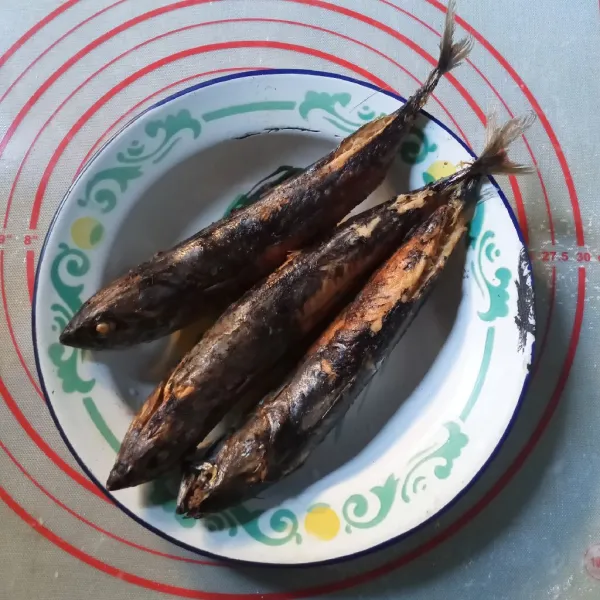 Goreng ikan tongkol sampai matang, setelah dingin pisahkan dagingnya kemudian cabik kasar.