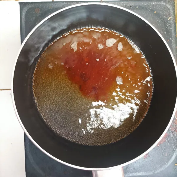 Larutkan air dan gula merah yang telah diiris hingga larut.