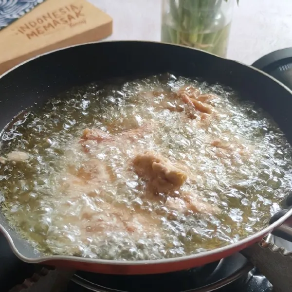 Menggoreng chicken karage : campurkan marinasi ayam dengan telur dan tepung maizena, kemudian goreng di dalam minyak panas.