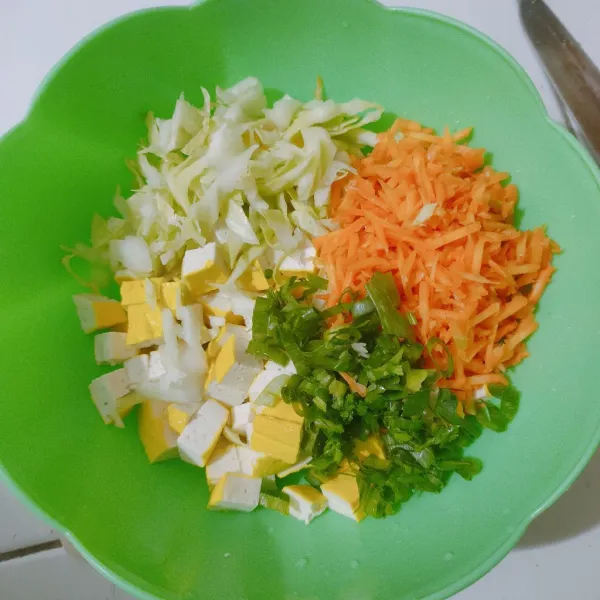 Masukan semua sayuran, kol, daun bawang, seledri dan wortel yang sudah diserut.