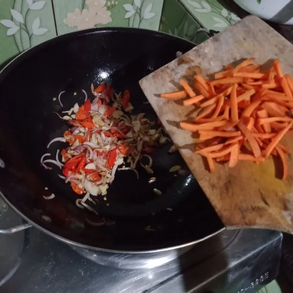 Masukkan wortel lalu tumis hingga layu.
