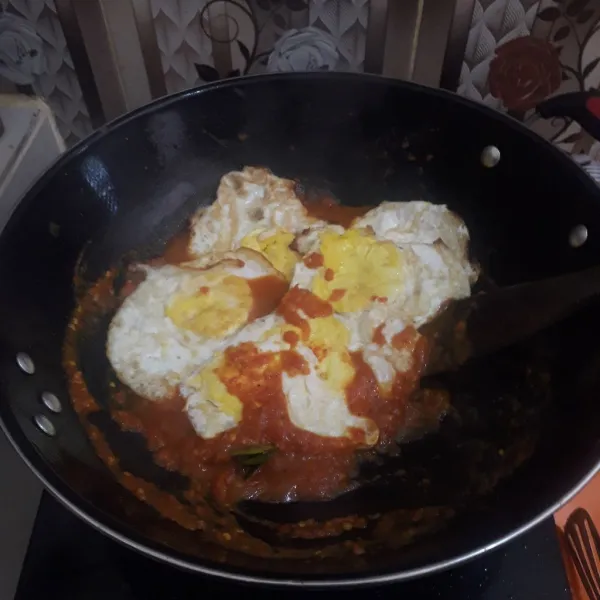 Terakhir masukkan telur ceplok, aduk perlahan sampai air menyusut dan bumbu tercampur dengan si telur.