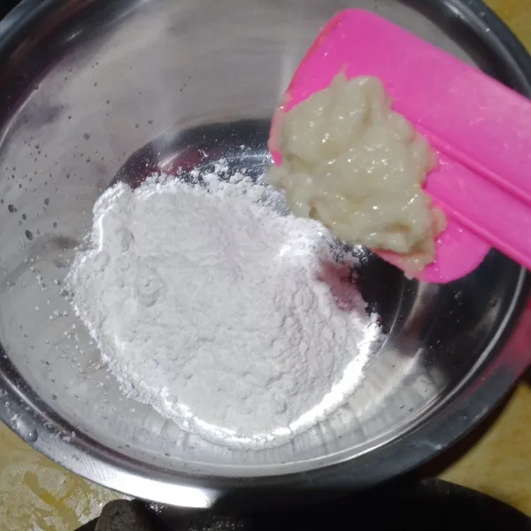 Campur tepung terigu, tepung beras, tepung maizena lalu aduk rata dan tambahkan bawang putih.