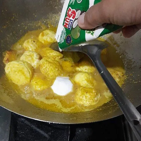 Masukkan putih telur, garam, gula dan santan, masak sambil diaduk sampai mendidih.