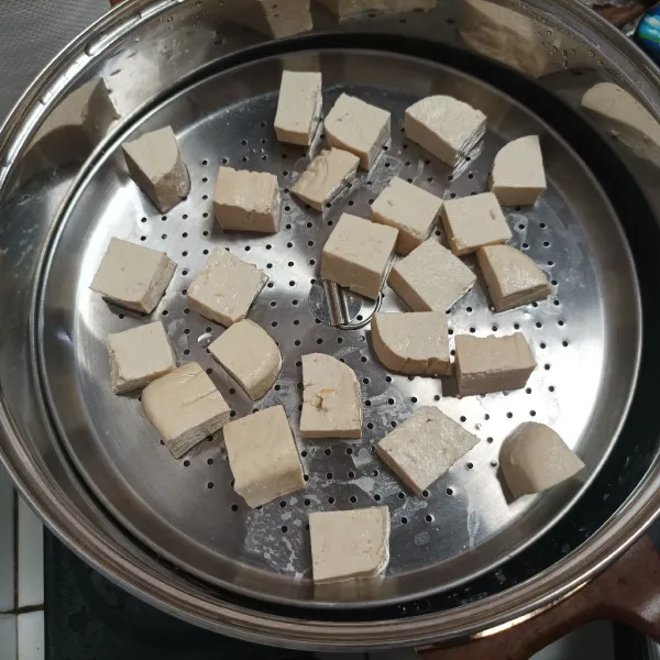 Kukus tahu selama 15 menit.