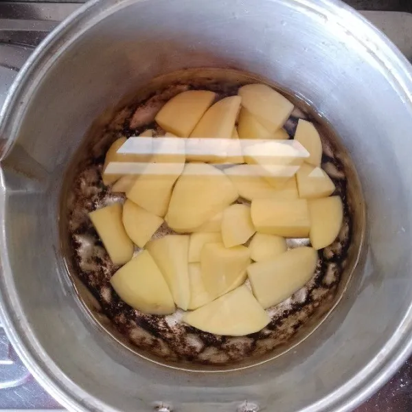 Potong dan rendam kentang.