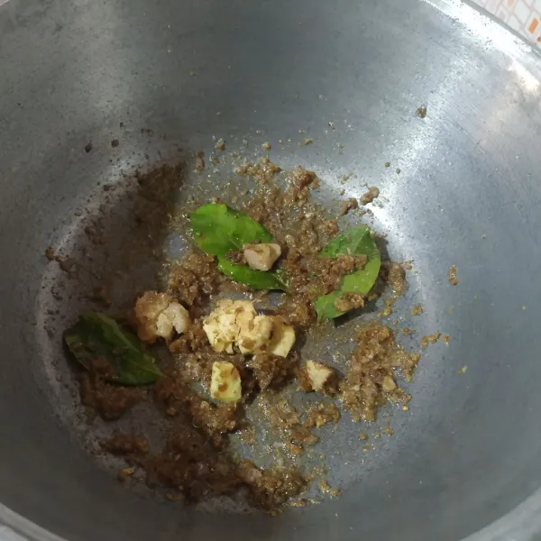Tambahkan lengkuas dan daun salam lalu aduk merata.