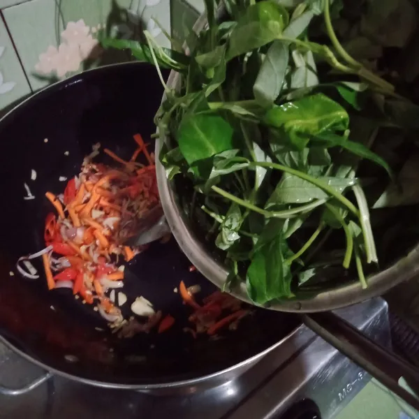 Masukkan kangkung ke dalam wajan.