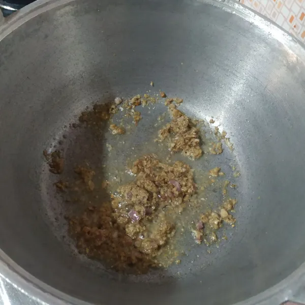 Tumis bumbu halus sampai matang dan harum.