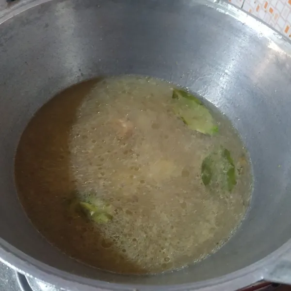 Kemudian tuang air, masak hingga mendidih.