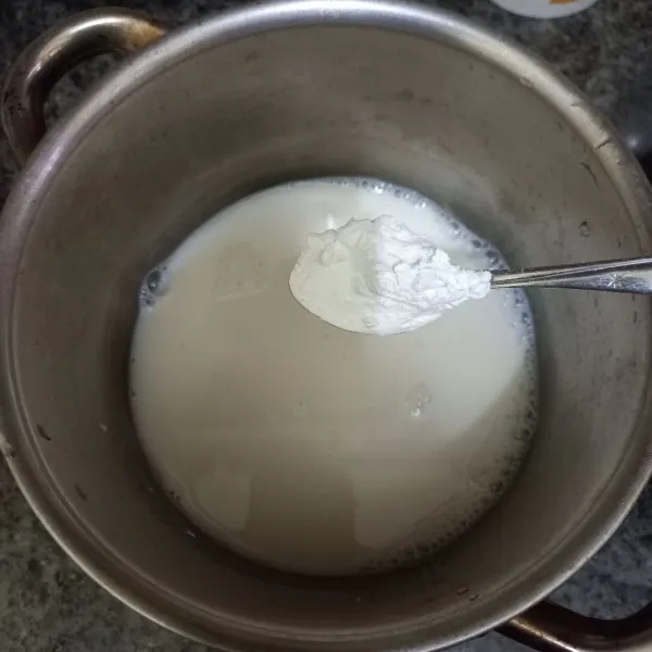 Larutkan tepung maizena dengan susu cair pada panci.