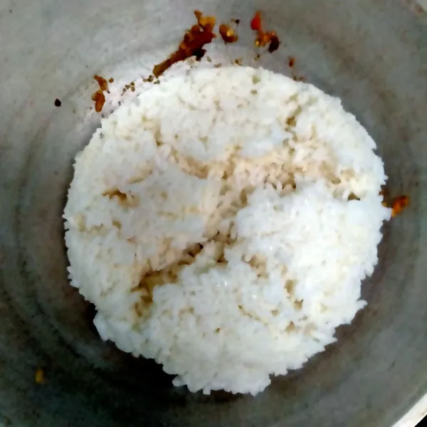 Masukkan nasi putih ke dalam wajan.
