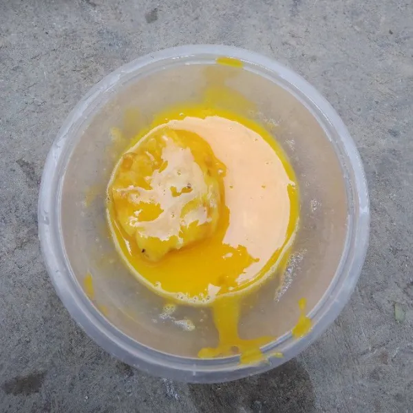 Balur adonan ke dalam kuning telur lalu goreng hingga matang.