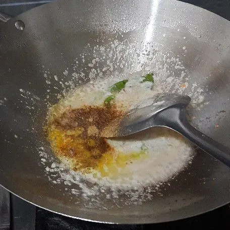 Tambahkan kunyit, ketumbar dan jintan bubuk, aduk rata masak hingga tanak.