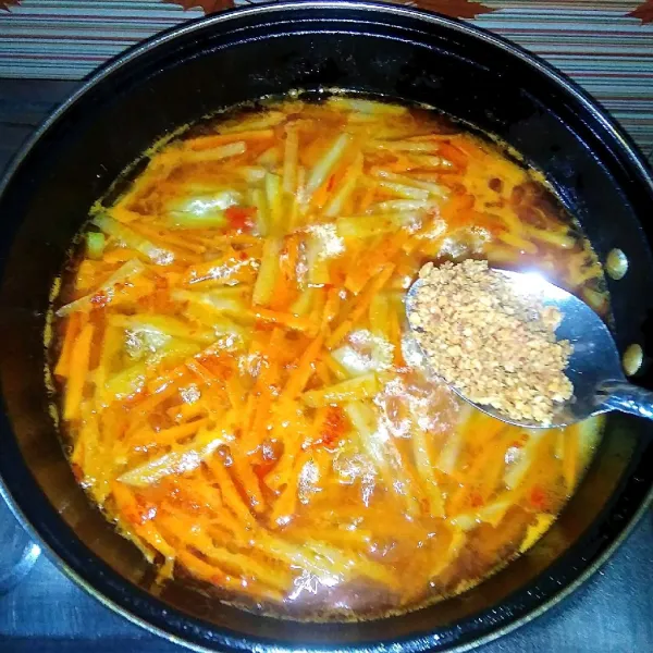 Tambahkan kacang goreng halus lalu aduk rata.