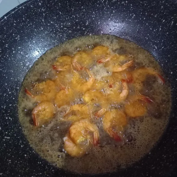 Panaskan minyak goreng udang dan tahu hingga matang. Tiriskan.
