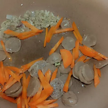 Masukkan wortel dan bakso lalu tumis sampai wortel 1/2 matang dan bakso sedikit mekar.