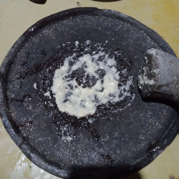 Haluskan bawang putih.