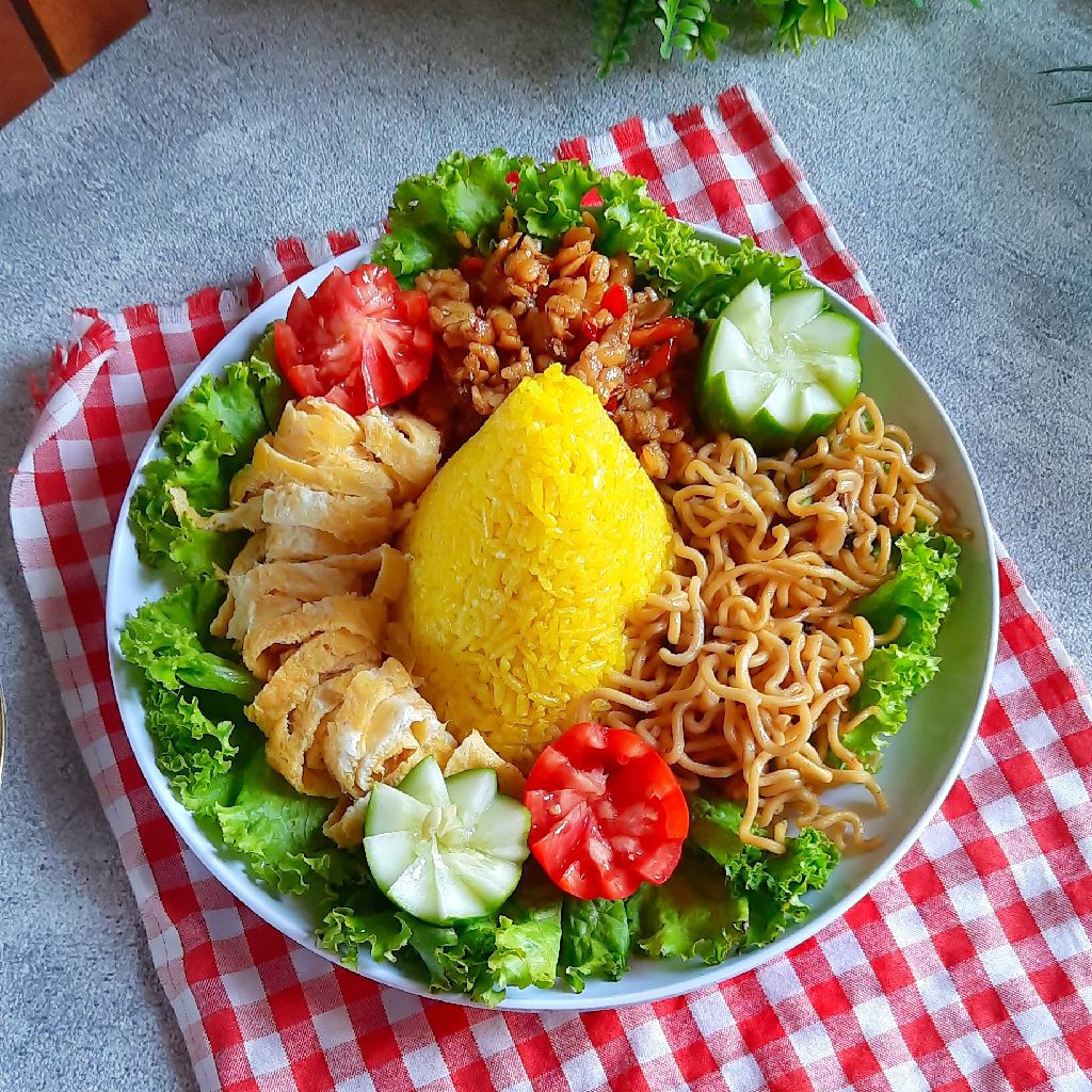 Resep Nasi Kuning Rice Cooker Sederhana Rumahan Di Yummy App