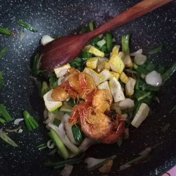 Masukkan udang, tahu, dan sisa bumbu lainnya, aduk rata. Siap disajikan.