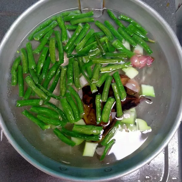 Masukkan kacang panjang.