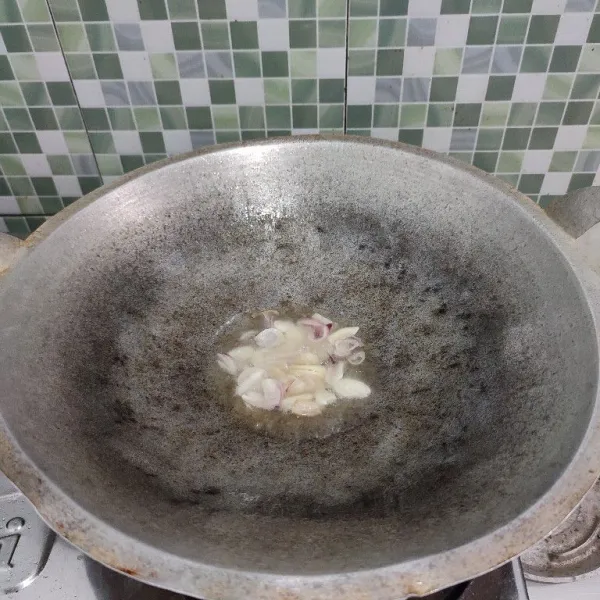 Tumis bawang merah dan bawang putih hingga wangi.