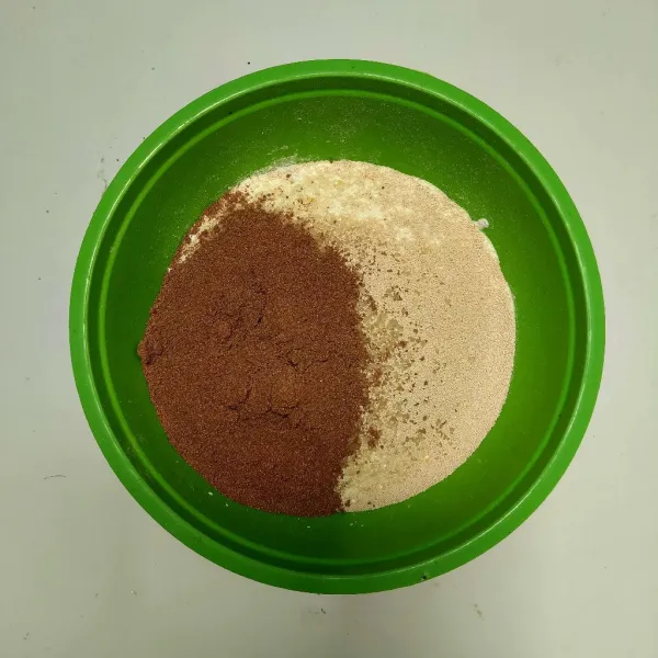 Campur tepung terigu, tepung maizena, cokelat bubuk, susu bubuk, ragi instan, gula pasir, garam.