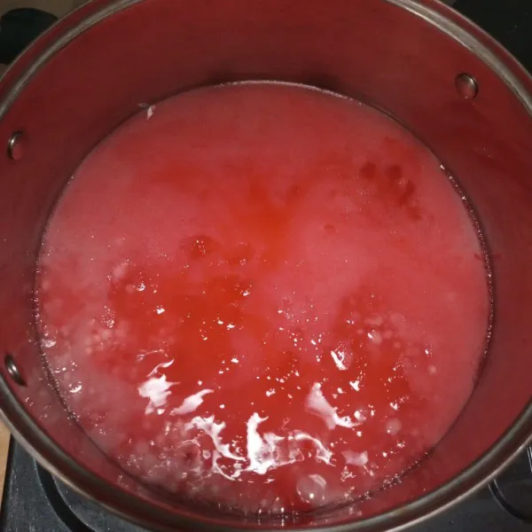 Beri 3 tetes pewarna merah, aduk sampai tercampur dengan rata dan masak sampai matang.
