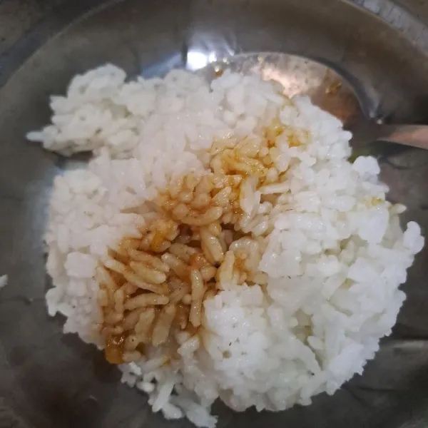 Campur nasi dengan minyak wijen dan kuah ayam, aduk rata.