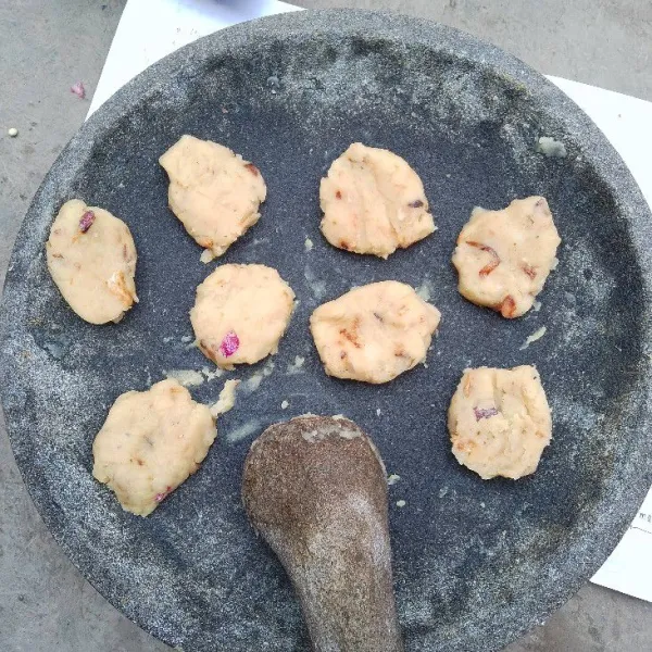 Pipihkan dan bulatkan kentang.
