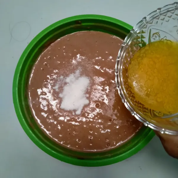 Masukkan baking powder dan mentega cair lalu aduk merata.