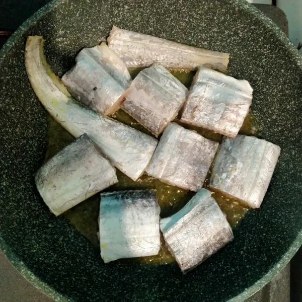 Panaskan sedikit minyak lalu goreng ikan hingga kecokelatan kemudian sisihkan.