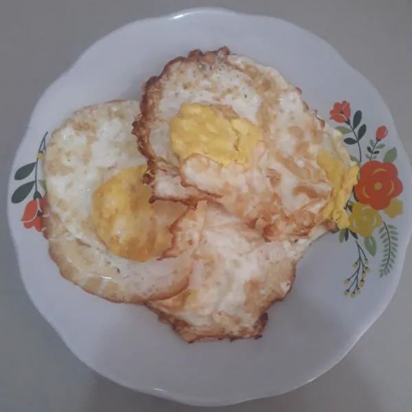 Goreng telur ceplok satu demi satu lalu sisihkan.