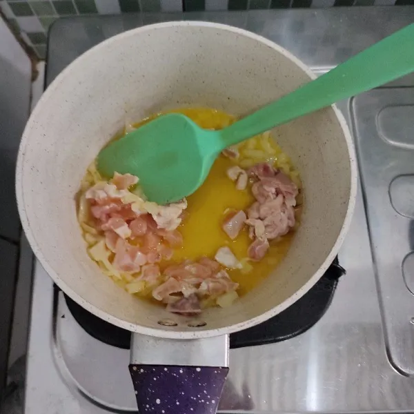 Tumis hingga berubah warna.