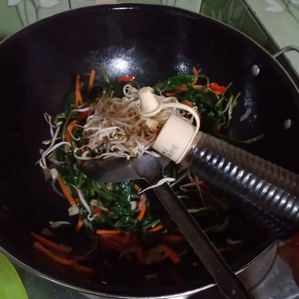 Tambahkan garam, gula pasir, kaldu bubuk, lada bubuk, kecap asin, saus tiram lalu aduk rata dan koreksi rasa. Setelah matang merata, angkat dan sajikan selagi hangat.