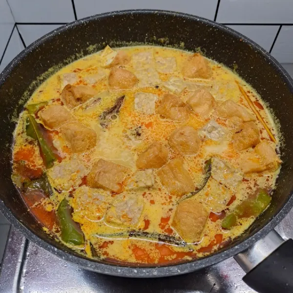 Masukkan ikan manyung, tahu dan tempe. Bumbui kaldu bubuk, gula pasir dan garam. Aduk rata sambil koreksi rasa sesuai selera.
