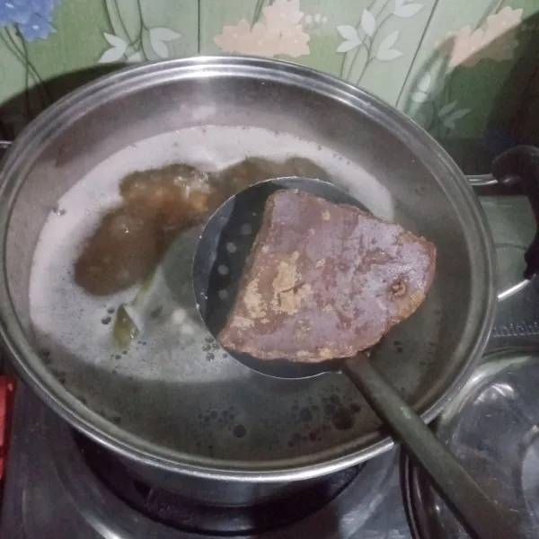 Masukkan gula merah masak hingga gula larut.