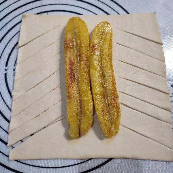 Tata pisang di atas kulit pastry.