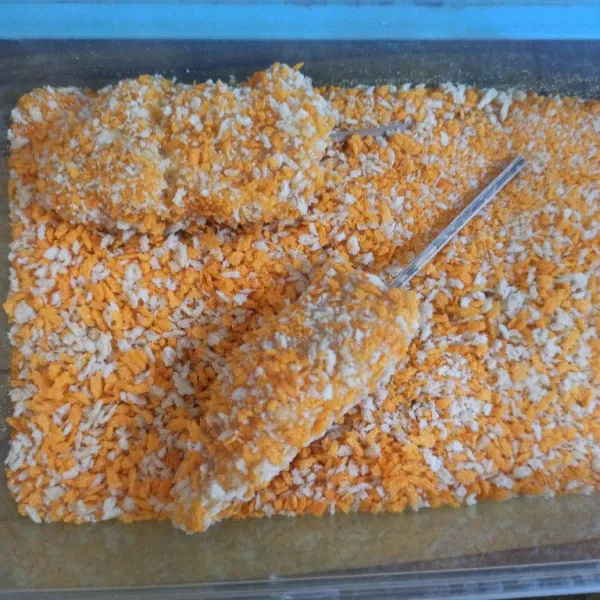 Gulingkan ke dalam tepung roti.