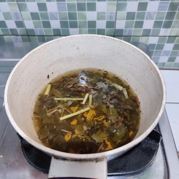 Masak hingga berubah warna lalu matikan api.