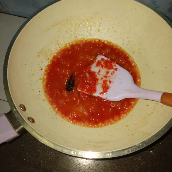 Tumis bawang sampai harum, dan masak cabe sampai ilang wangi menyengat nya. Tambahkan garam dan asam kandis, masukan ikan aduk rata, sambal siap disajikan.