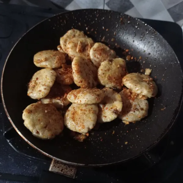 Masukkan cipeng goreng, aduk-aduk sampai rata, siap disajikan