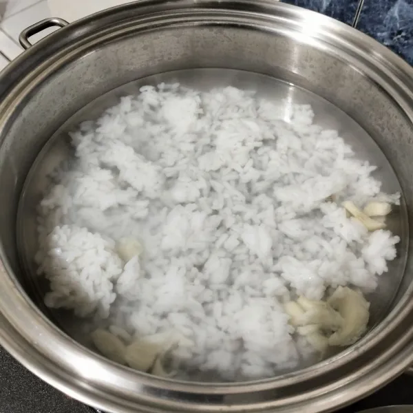 Lalu masukkan nasi.