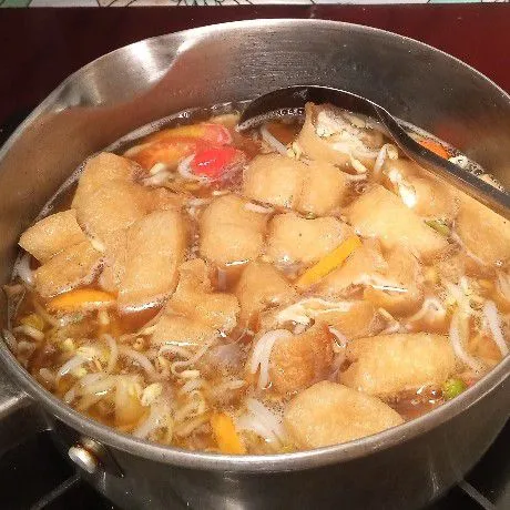 Tambahkan tomat iris, garam, kaldu bubuk, merica bubuk dan kecap manis. Aduk hingga tercampur rata. Tes rasa dulu sebelum diangkat. Masak hingga mendidih.