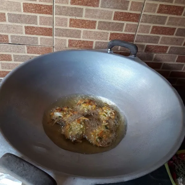 Goreng dalam minyak panas hingga matang kecoklatan, angkat dan tiriskan.