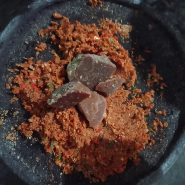 Masukkan gula merah.