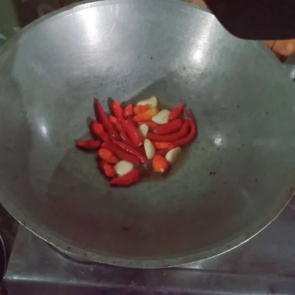 Goreng bawang putih, cabai merah, dan cabai rawit hingga matang angkat tiriskan.