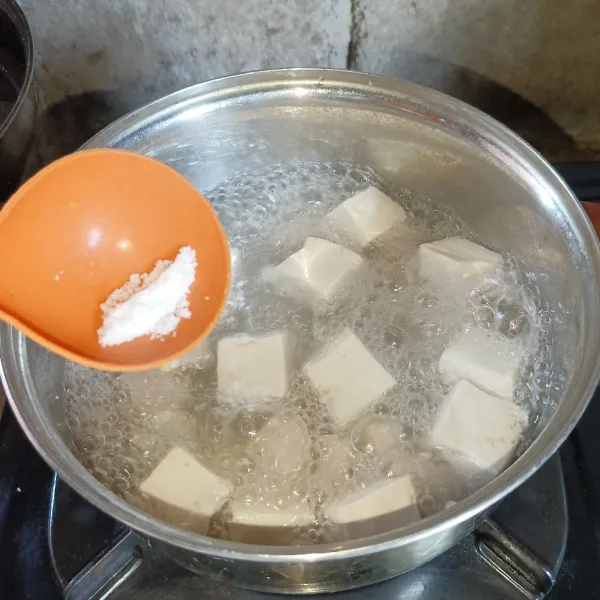 Bumbui dengan kecap asin, minyak wijen, garam, lada bubuk dan kaldu jamur, masak sampai matang.