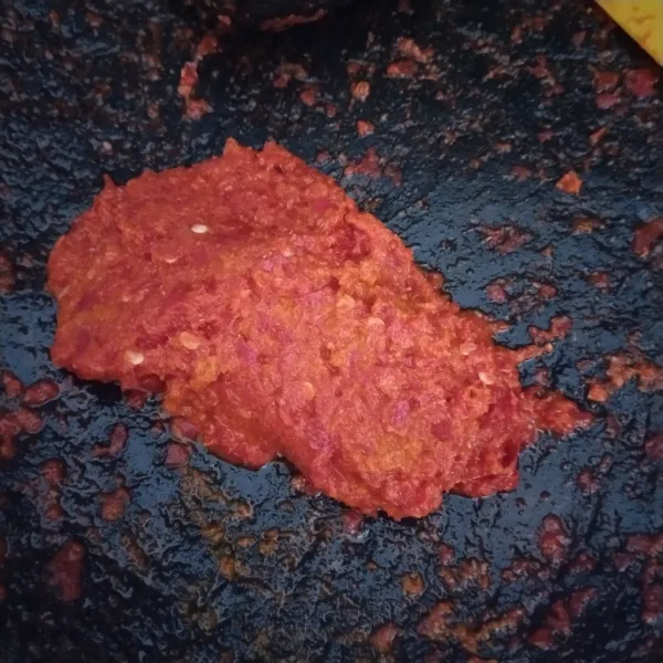 Haluskan cabe keriting, bawang merah, bawang putih, jahe, lengkuas dan kunyit.